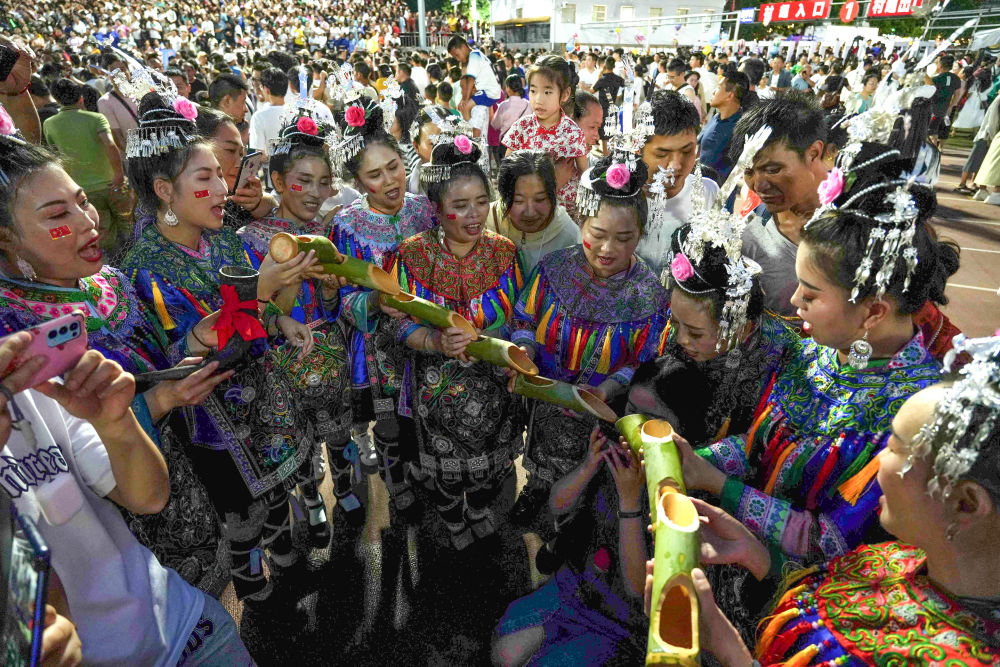 ↑6月23日,游客在体验侗族“高山流水”敬酒风俗。新华社发(王炳真摄)