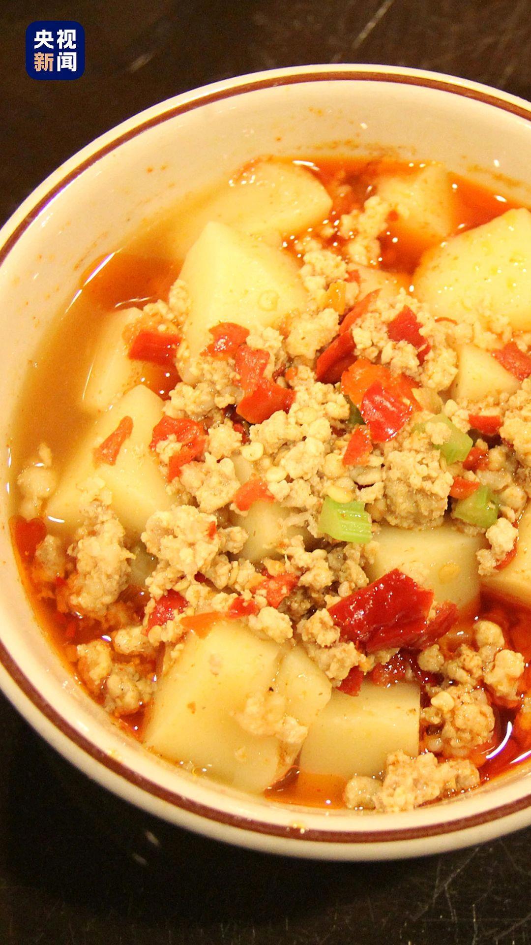 △米豆腐切成小块煮熟捞出，根据个人口味配上肉末、腌菜、酥黄豆、酥花生、酸萝卜等，再加上汤汁，软糯的口感便有了多种滋味。