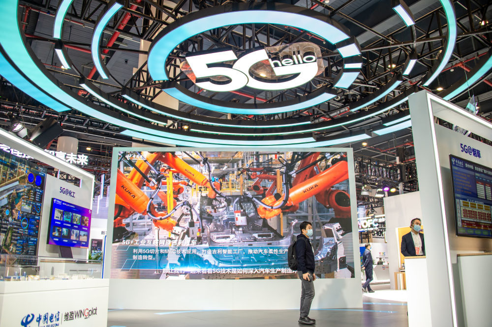在位于湖北省武汉市的中国光谷科技会展中心拍摄的“5G+工业互联网成果展”现场（2021年11月20日摄）。新华社记者 伍志尊 摄