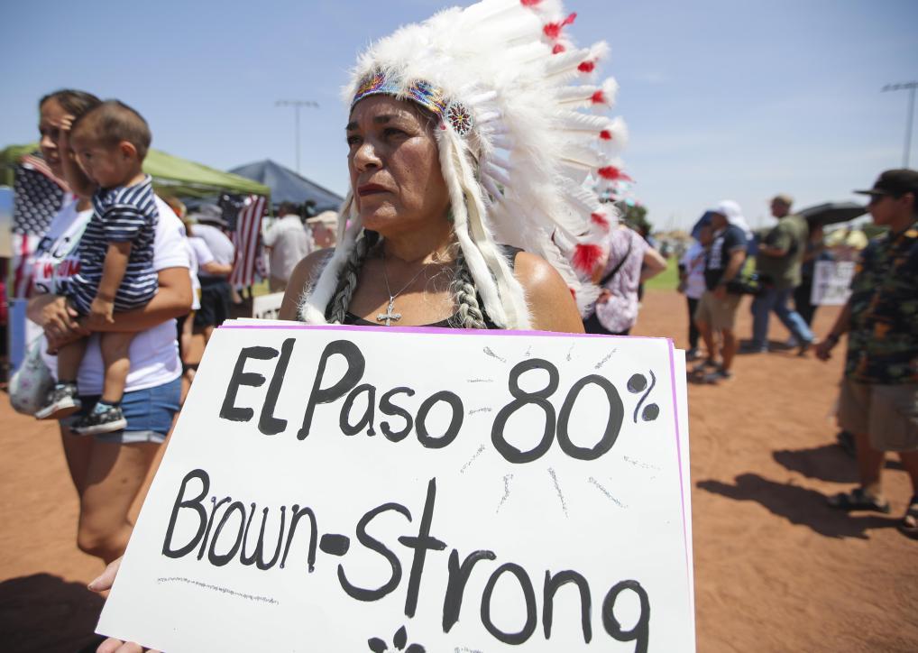 2019年8月7日，在美国得克萨斯州埃尔帕索市，印第安裔美国人普丽西拉·佩雷斯手举标语参加反种族主义集会。新华社记者王迎摄
