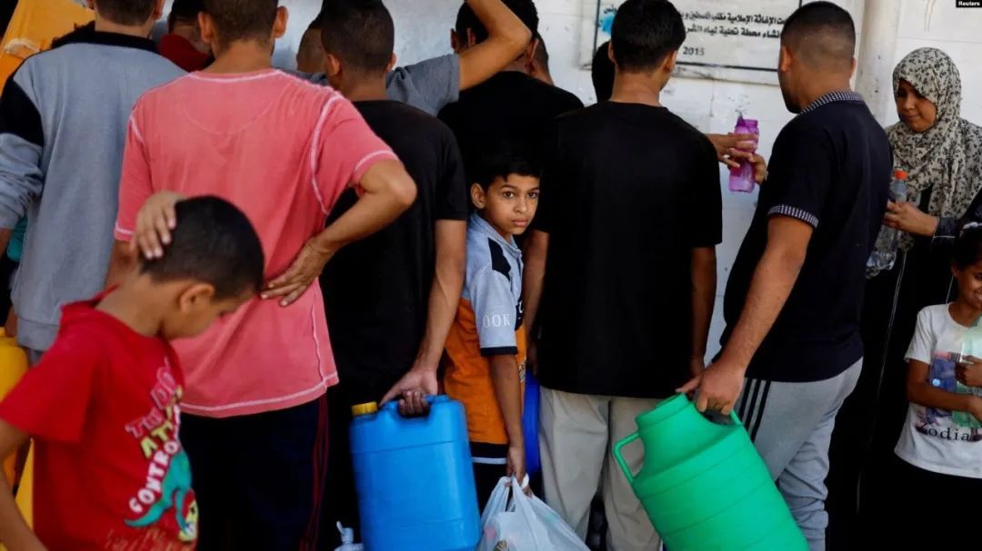 2023年10月15日，在加沙地带南部汗尤尼斯，一些巴勒斯坦人在饮用水短缺的情况下聚集取水（图源：路透社）