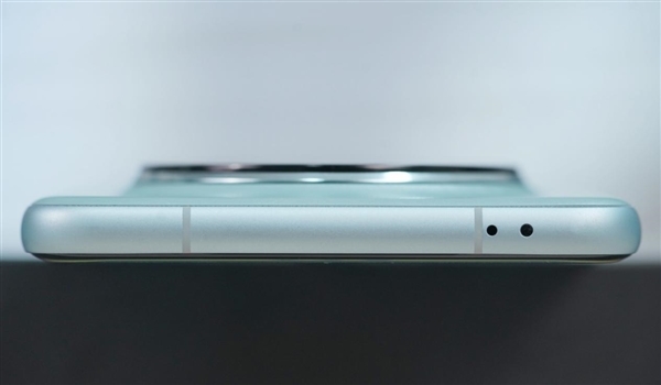 三挖孔前所未有!华为Mate 60 Pro雅川青图赏