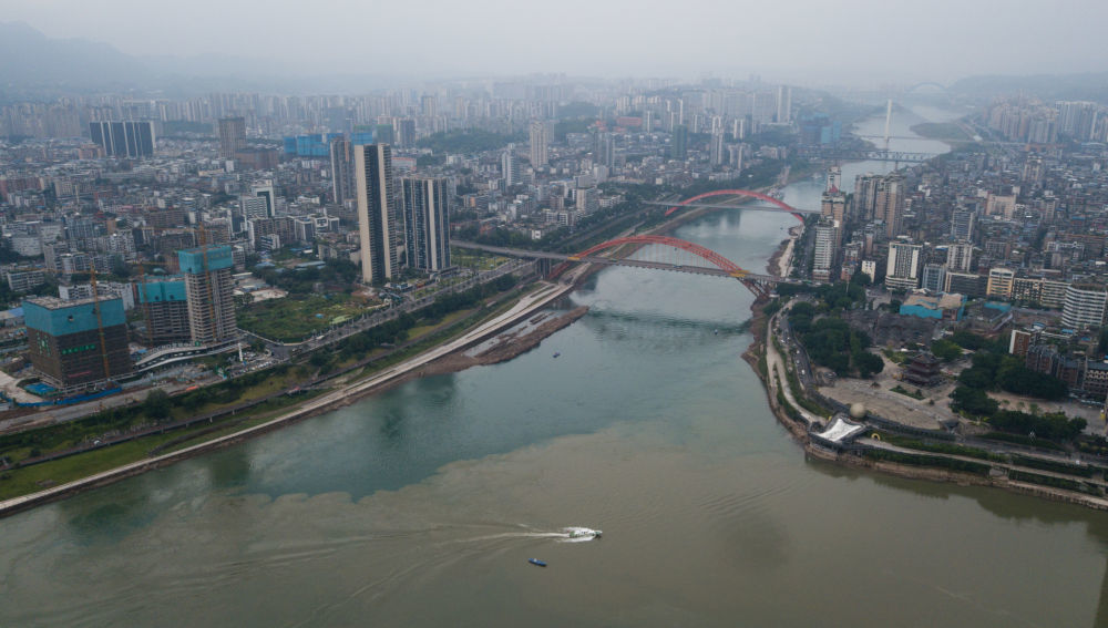 ↑金沙江（左）、岷江（右）汇合而成长江干流。