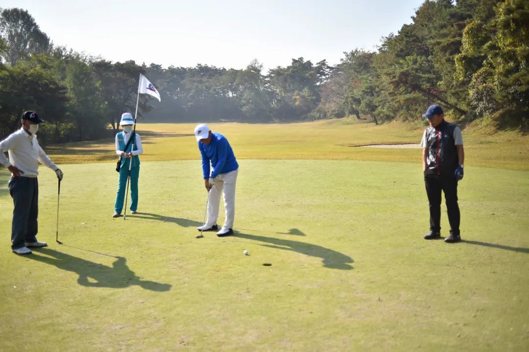 ▲2022年10月，人们在朝鲜南浦一处高尔夫球场打球。（法新社）