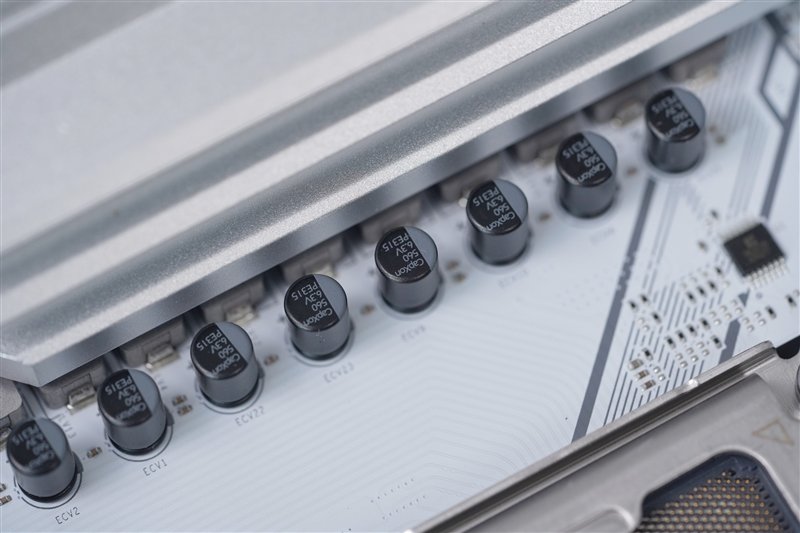 PCIe 5.0全拉满!七彩虹CVN B650 GAMING FROZEN V14评测:同价位最好的大板