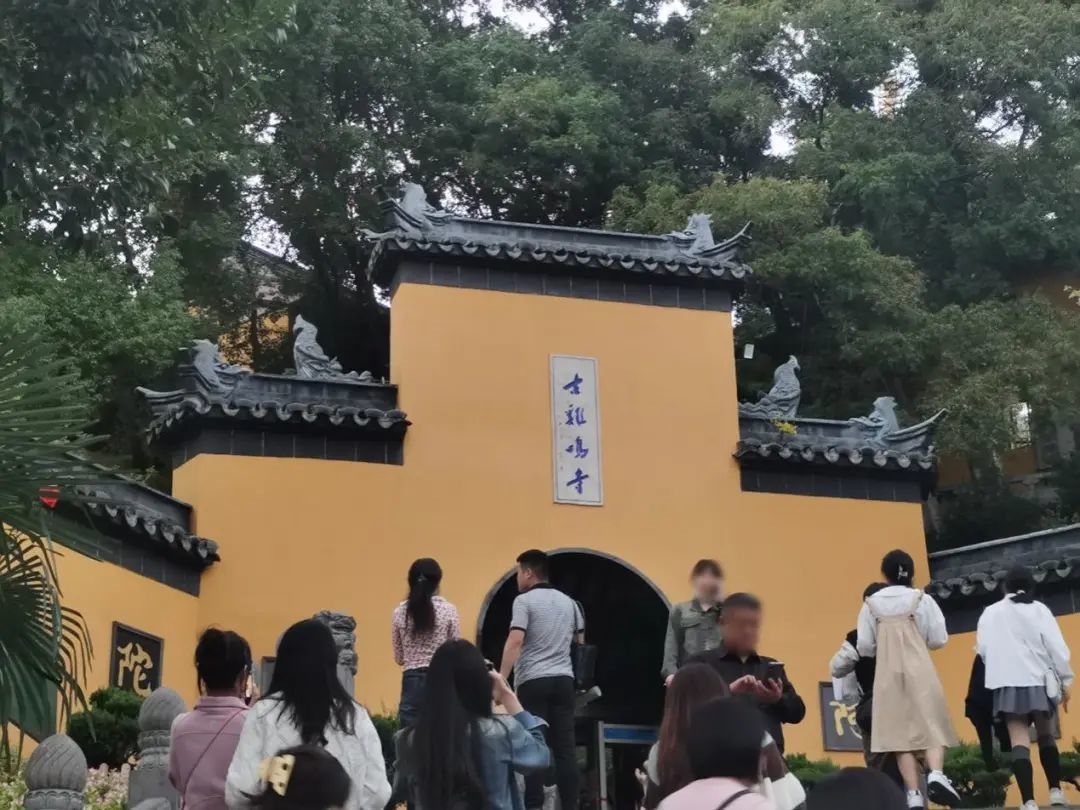 周末雞鳴寺人來人往。（圖/小曲）