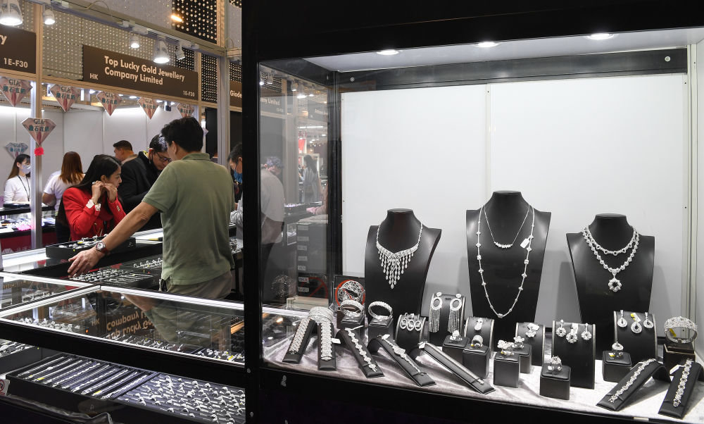 3月1日，参观者在珠宝展上挑选珠宝。新华社记者 陈铎 摄