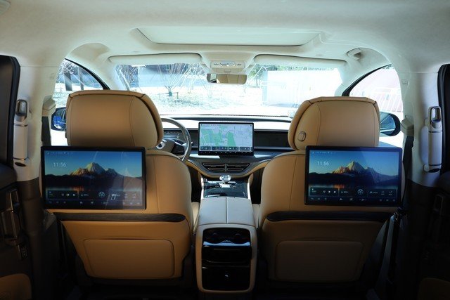 脚踢埃尔法拳打艾维亚,腾势D9 EV体验报告