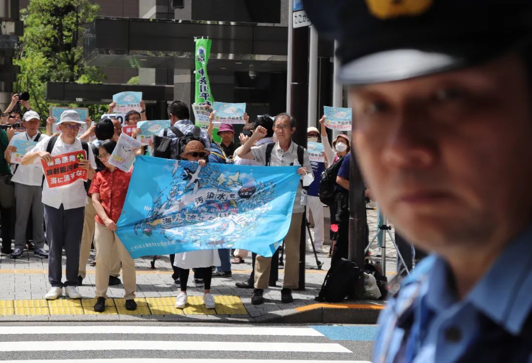 ▲ 2023年8月24日，日本民众在东京电力公司总部前集会，抗议日本政府和东电公司无视民意启动核污染水排海。