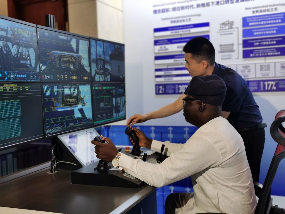 一位海外嘉宾在天津港展区操作体验。(新华社记者刘惟真摄)