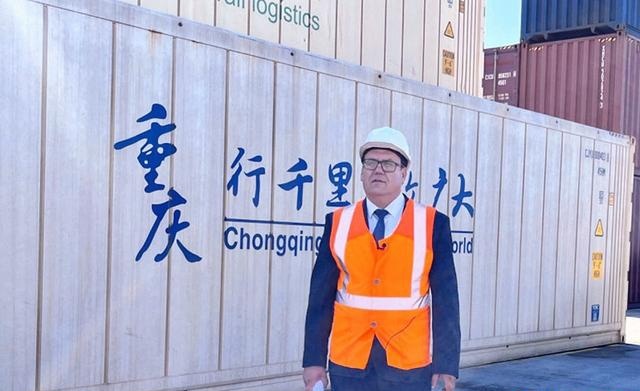 布列斯特北站第一副站长根纳季·阿扎连科夫接受人民网记者采访。人民网记者 邓洁摄