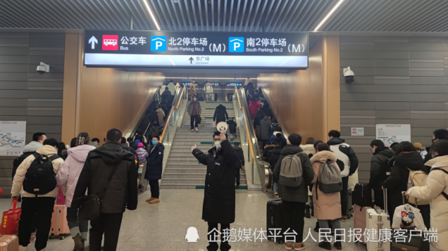 1月26日21时,北京朝阳站的人流依然很多,车站工作人员在维持秩序。石梦竹 摄