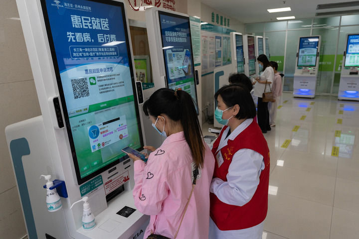 2023年5月25日，在江苏苏州永鼎医院，工作人员为就医群众做介绍。新华社发（方华 摄）