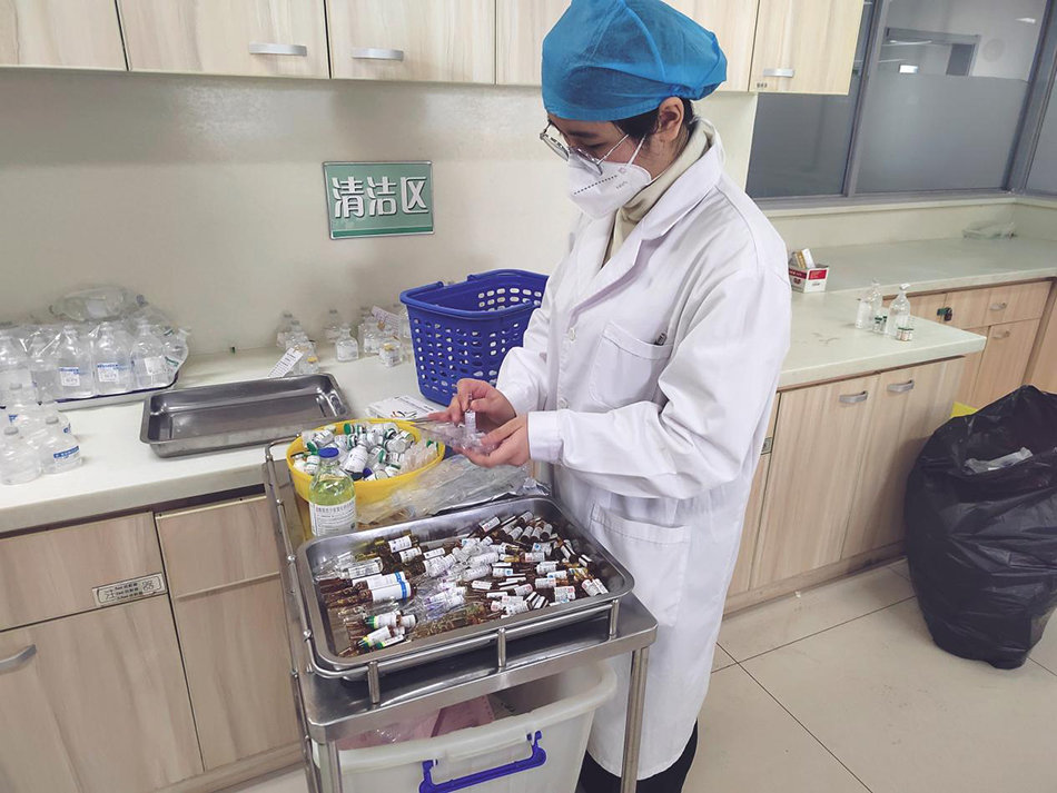 刘玉洁进行配药准备