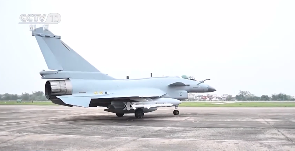 歼-10C挂载了最新型空空导弹。