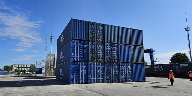 来自中国重庆的集装箱货物等待换装。人民网记者 王震摄