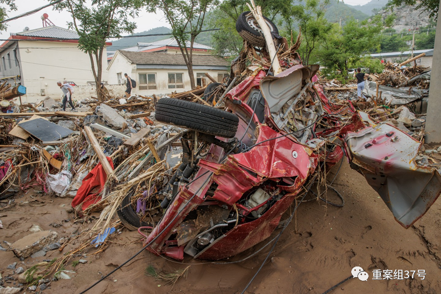 8月2日，门头沟水峪嘴村的积水相比于前几日明显退去，车辆堆积在路上。新京报记者王子诚 摄
