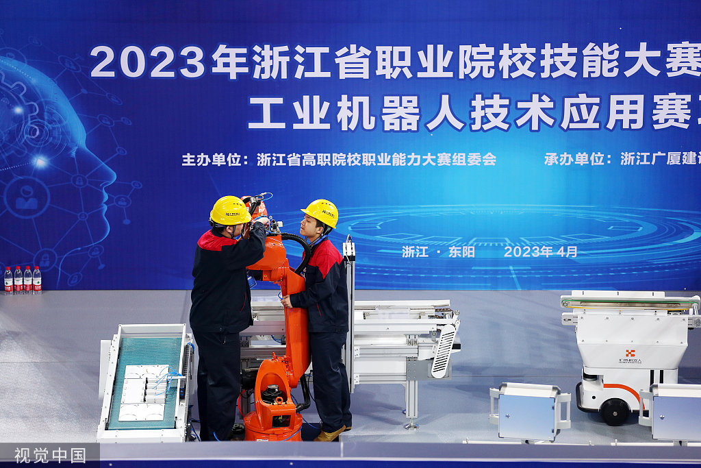 2023年4月24日，浙江金华，学生正在参加“工业机器人技术应用大比武” 图源：视觉中国