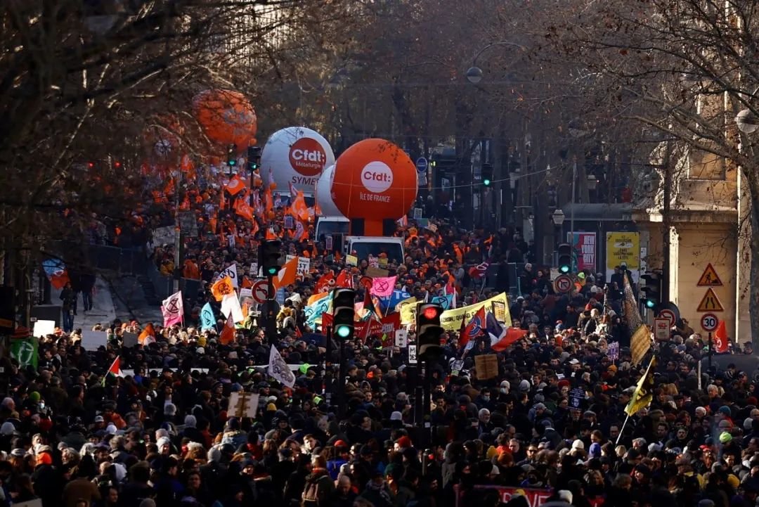 2023年2月7日，法国巴黎发生了第三次跨行业大罢工，反对马克龙政府推动的退休制度改革计划。