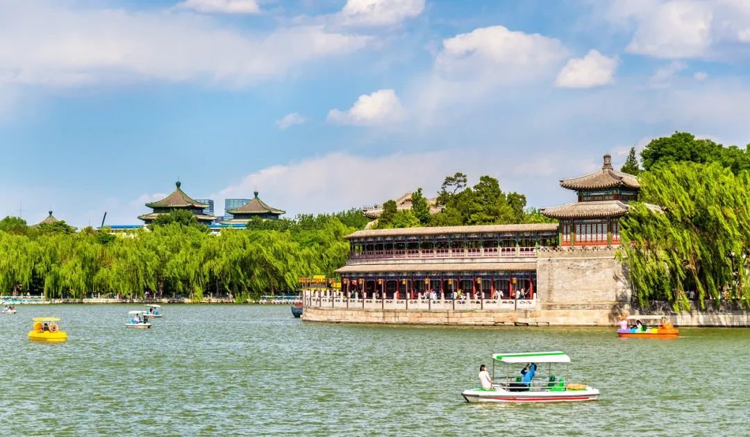 北海公园的美丽湖景令人心旷神怡，或许也正是诸如此类的景色之美让“特种兵”们忘却了生理疲惫。/图虫创意