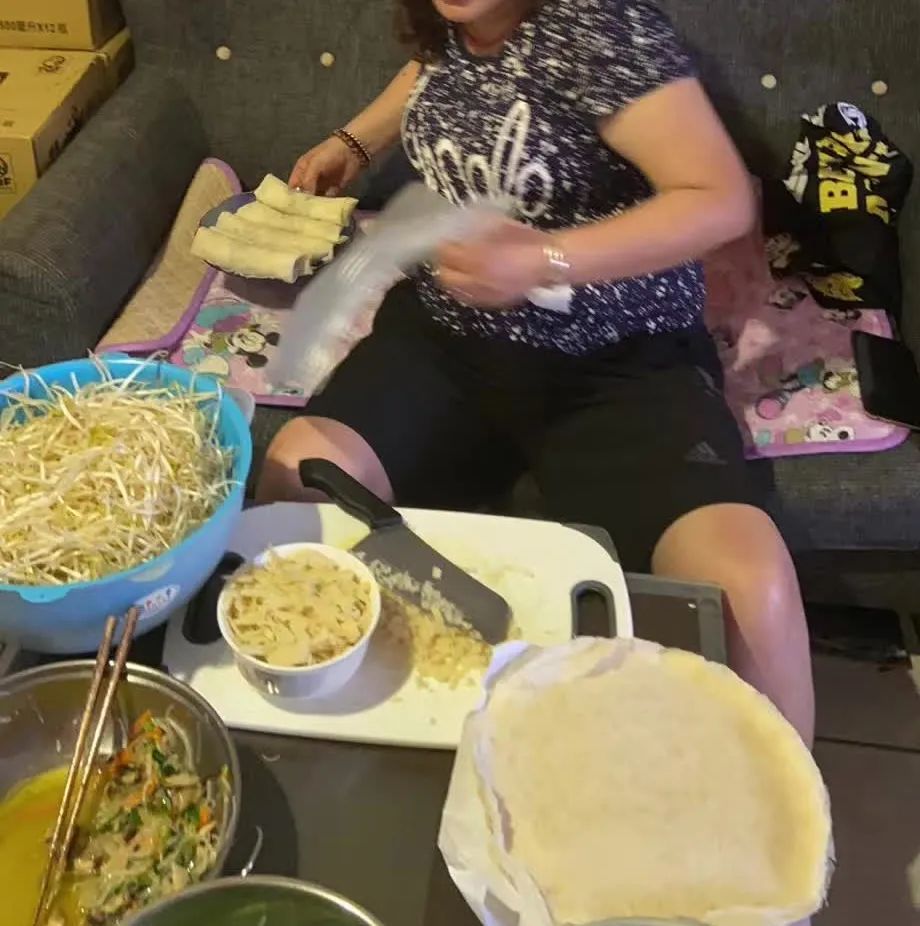 立夏那天，丽珊和朋友聚在出租屋里做春卷。这是宁德过立夏的习俗。