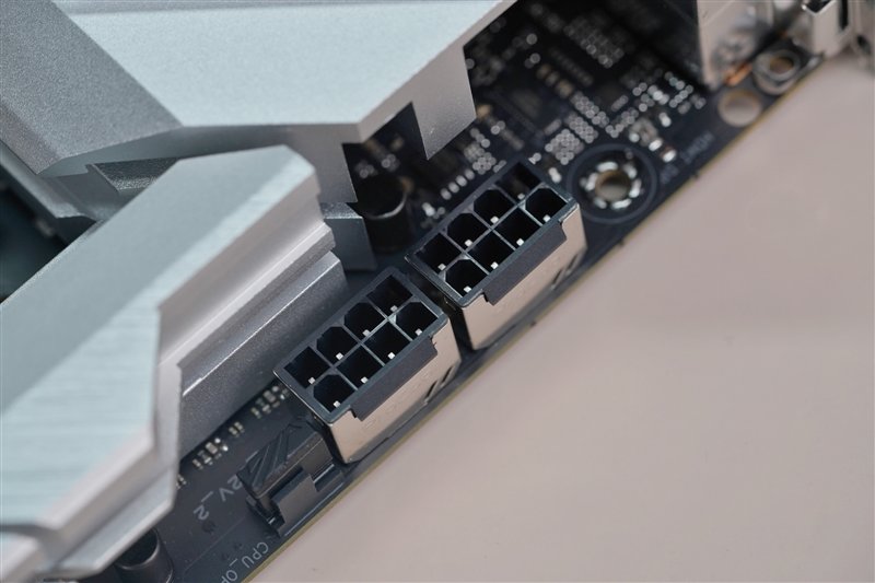 高颜值下更有非凡实力!ROG STRIX Z790-A GAMING WIFI D4吹雪主板评测:AI加持 13900KS轻松冲上6.2GHz