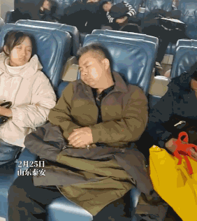 泰山的返程候车室，睡满了精疲力尽的年轻人，不知道其中有多少位是“旅游特种兵”？/微博@人民网