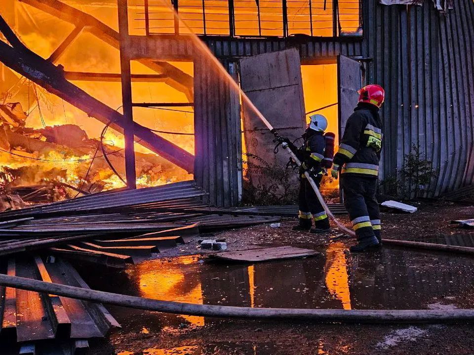 当地时间9月19日，乌克兰利沃夫的一个仓库遭到俄罗斯无人机袭击，消防员正在努力扑灭大火（来源：参考消息）