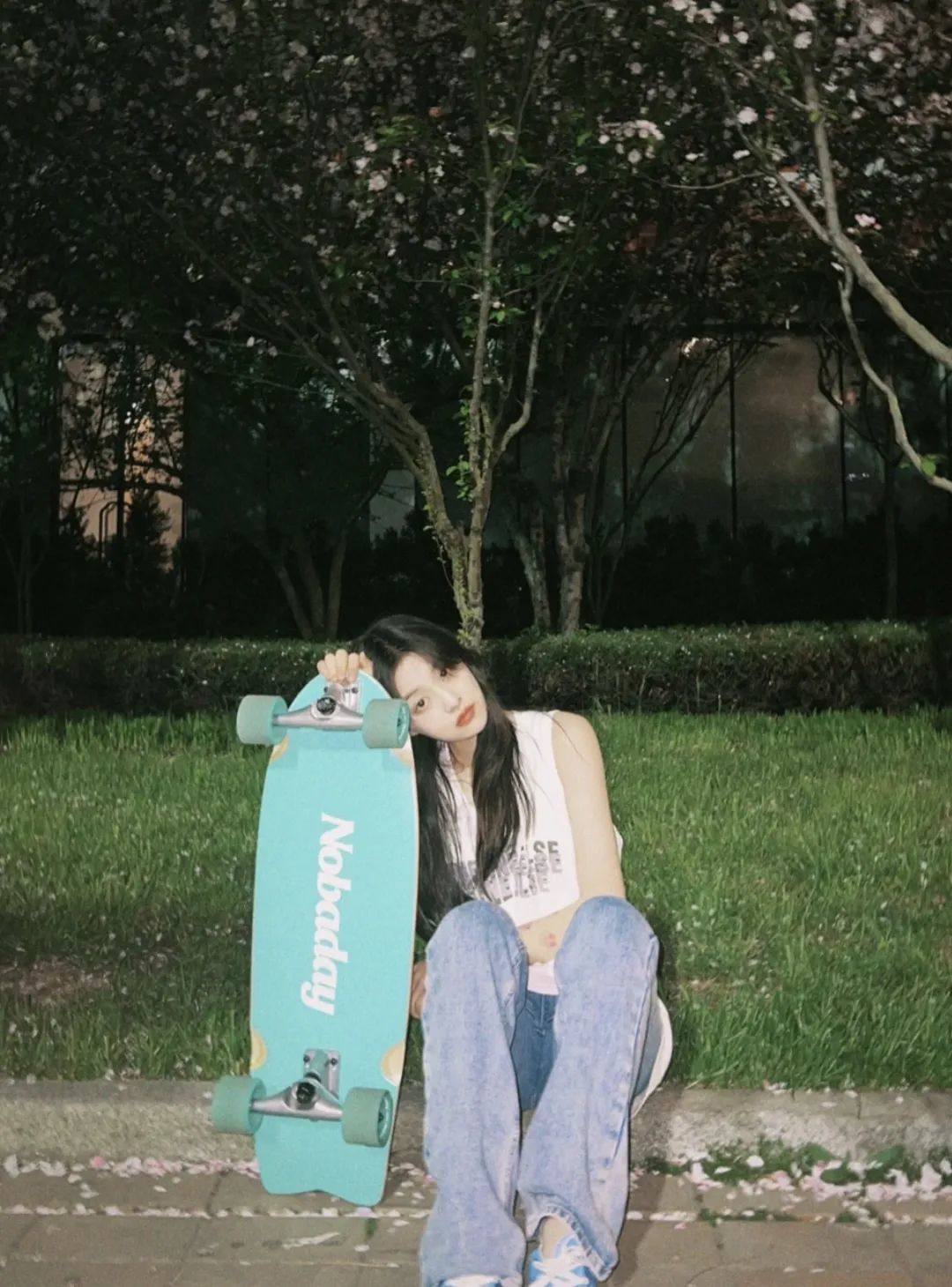 还记得《庆余年》里的小叶轻眉吗？18岁的她长这样…