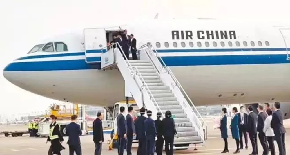 马英九于3月27日乘坐中国国际航空公司班机抵达上海浦东机场