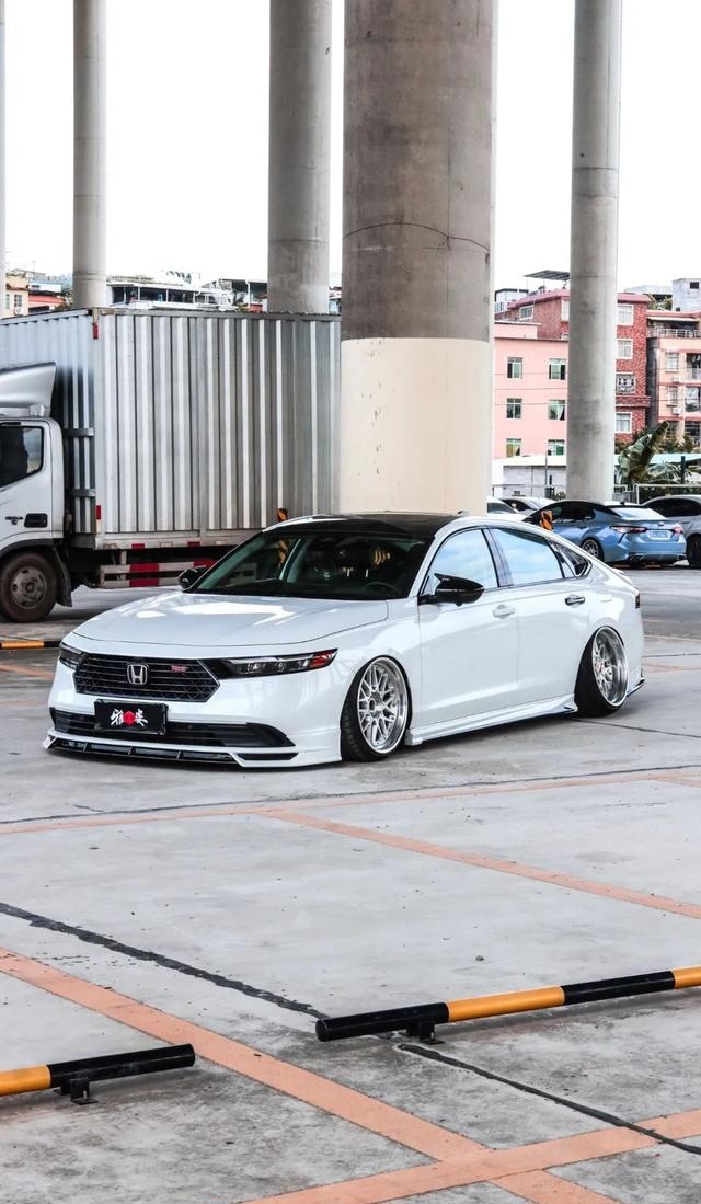 低趴姿态风的本田11代雅阁改装后没有了那股商务味