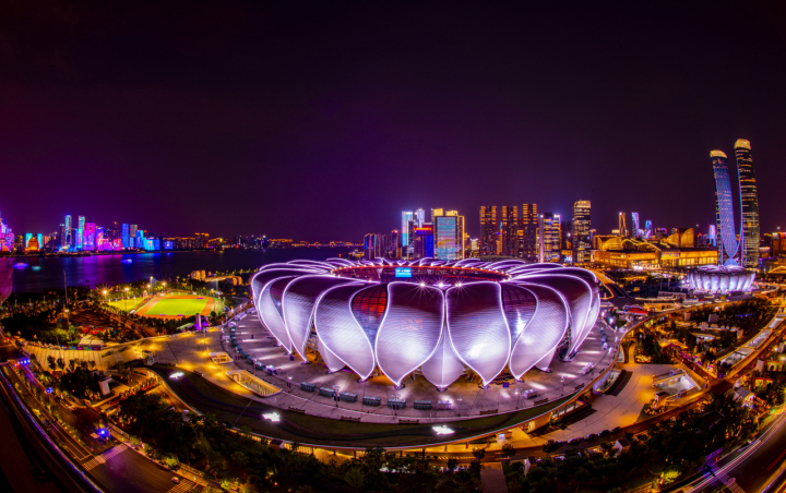 灯光璀璨的杭州奥体中心场馆群。记者 梁臻 姚颖康 摄