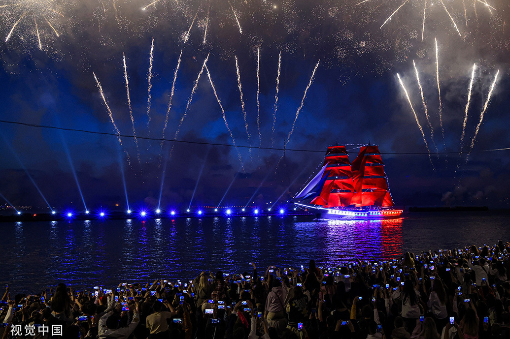 当地时间2023年6月25日，俄罗斯圣彼得堡，红帆节期间，“Rossiya”号帆船在涅瓦河上航行。