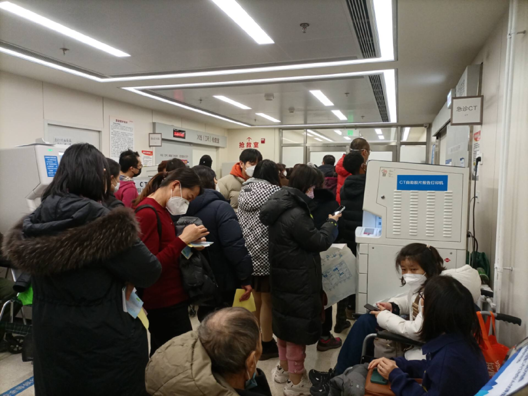 图说:中日医院抢救室外,人满为患。拍摄者/陈丽金