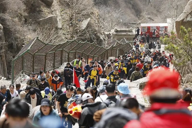 泰山景区游人如织 图源:视觉中国