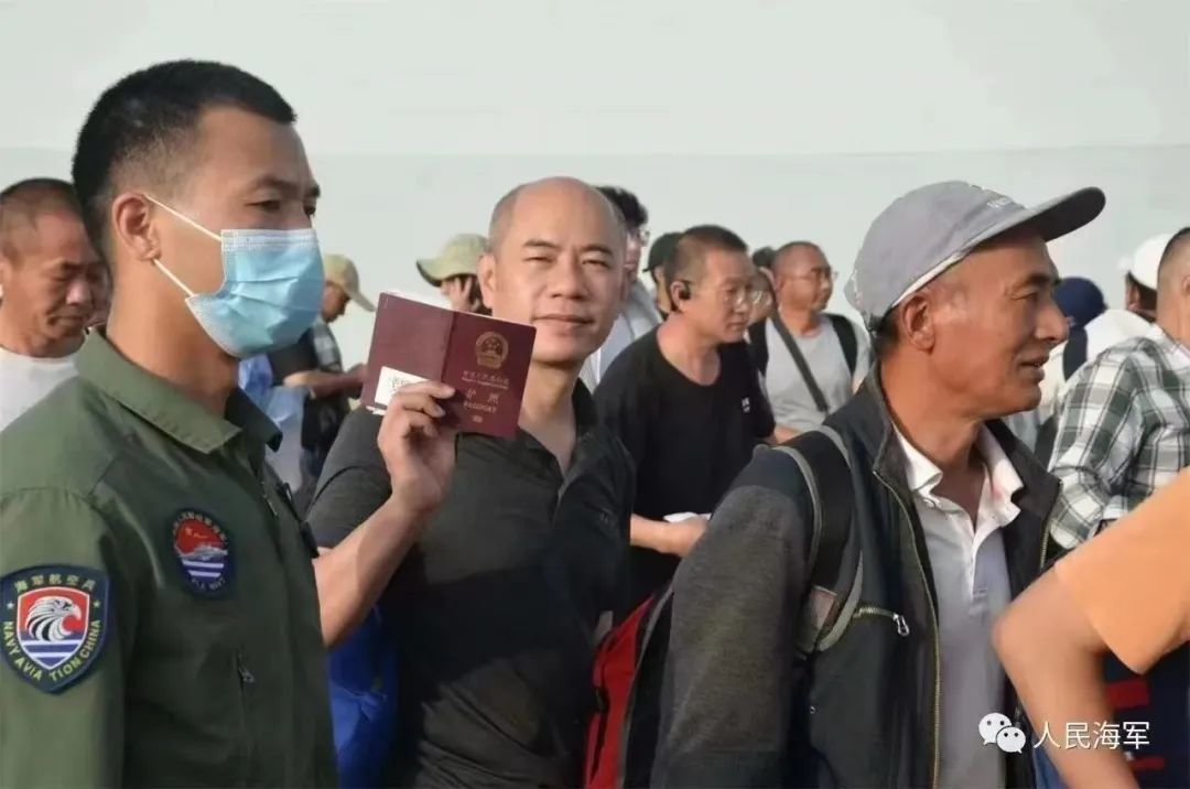 撤侨现场到处都是五星红旗