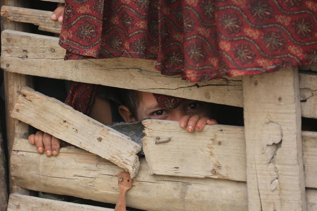 这是5月23日在阿富汗首都喀布尔拍摄的一处流离失所者营地内的儿童。新华社发（塞夫拉赫曼·萨菲摄）