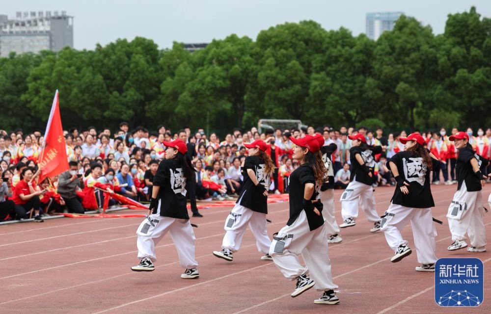 ↑6月2日，湖北襄阳五中高三学生的家长为学生表演舞蹈。