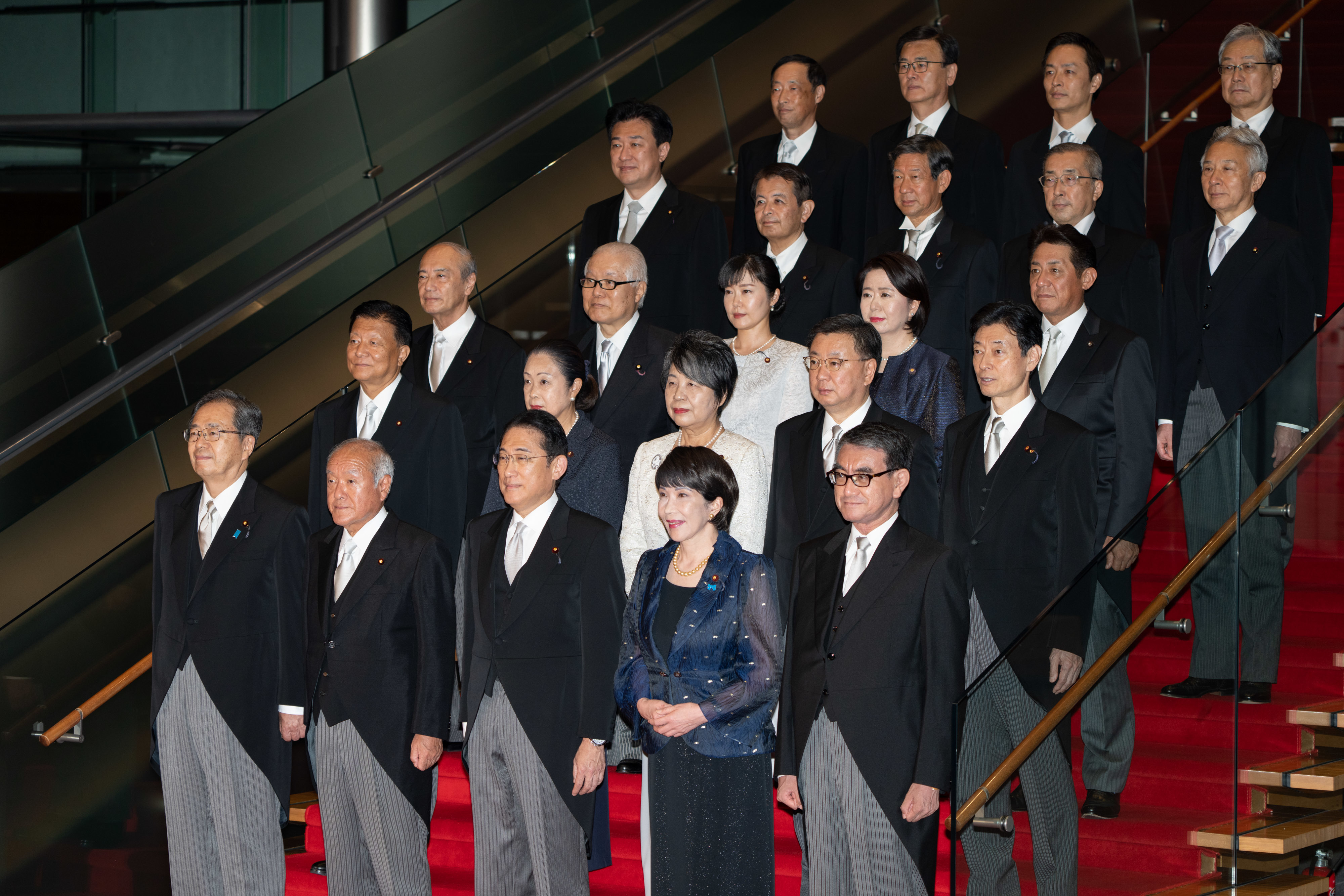 9月13日，日本首相岸田文雄（前排中）在东京的首相官邸率阁僚合影。 日本首相岸田文雄13日改组内阁并调整自民党高层人事，这是岸田继去年8月之后第二次改组内阁。 新华社 图