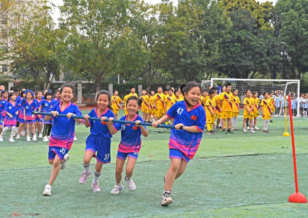 广西南宁市滨湖路小学进行民族体育比赛。新华社记者 周华 摄