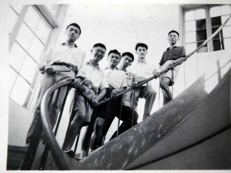 印研所标志性的旋转扶梯,前起依次为陈其瑞、张家声、过祖良、陈永海、许柏康、徐学成,1964年