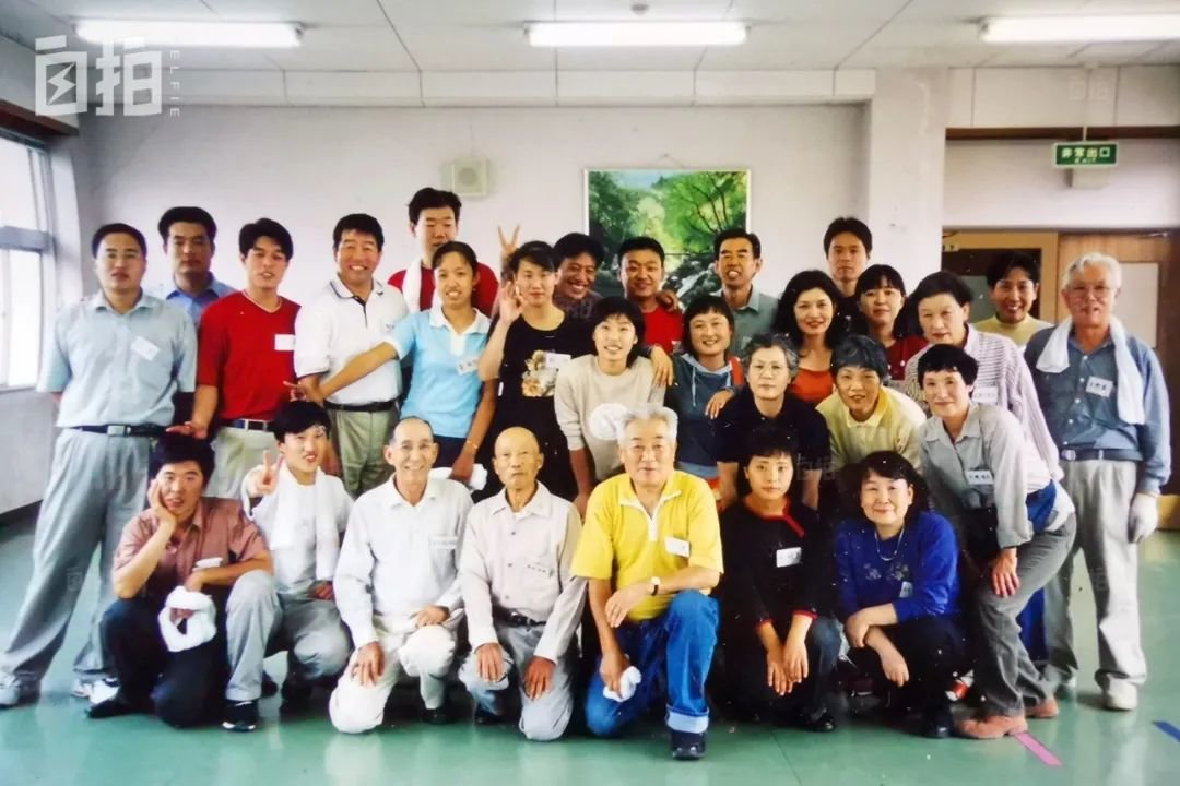 前排左二是我。这里有焊工,喷漆工,车工,女孩们都是缝纫工,其余的是日本老板们。