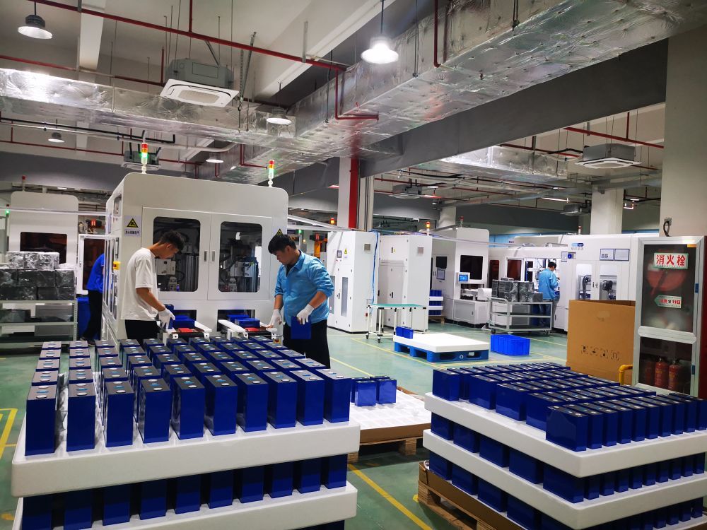 图为苏州精控能源科技股份有限公司电芯分选机上料。新华社记者李延霞 摄