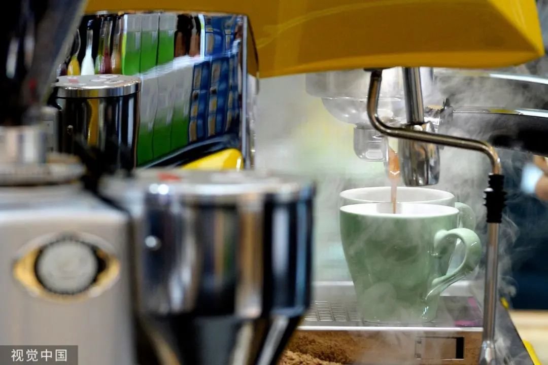 在还没有养成咖啡饮食习惯的小镇，独立咖啡馆的竞品往往是更低价的奶茶。/视觉中国
