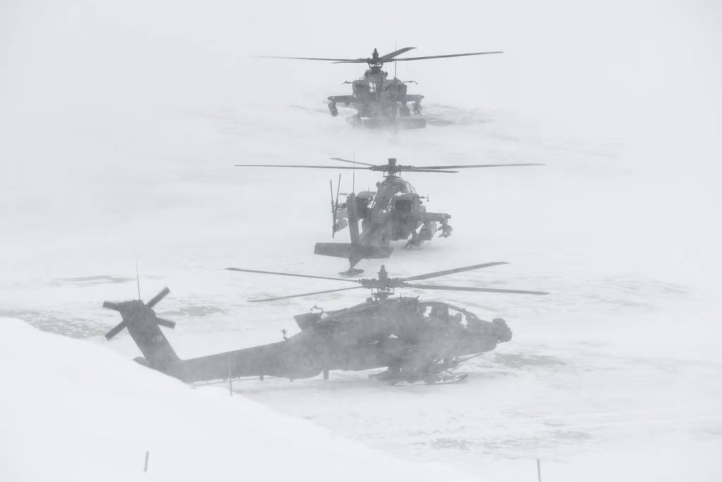 AH-64“阿帕奇”武装直升机在执行任务 图片来源：美联社