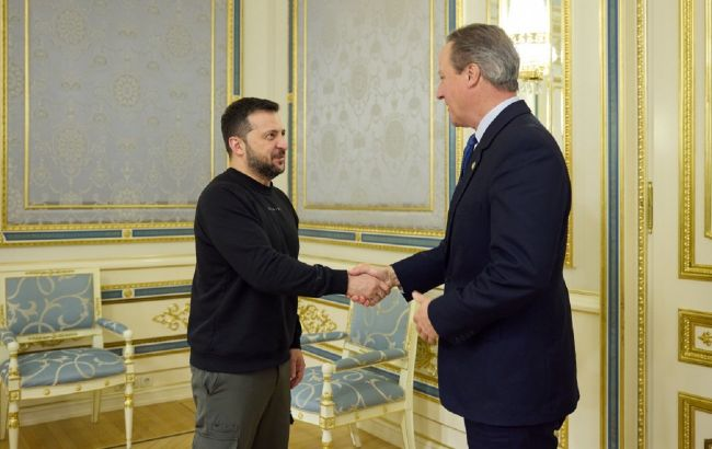 乌克兰“RBC.UA”新闻网11月16日称，这是卡梅伦（右）在访乌期间与泽连斯基（左）握手的画面。
