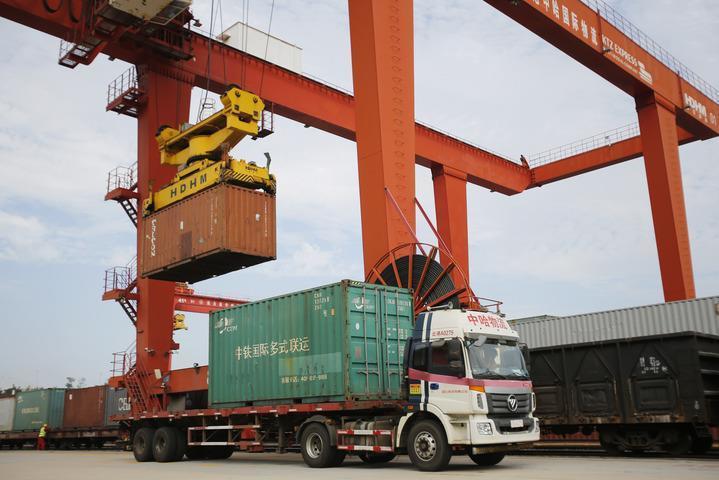 龙门吊在位于江苏连云港的连云港中哈物流基地进行卸车作业(9月16日摄)。新华社记者 柳文惠 摄