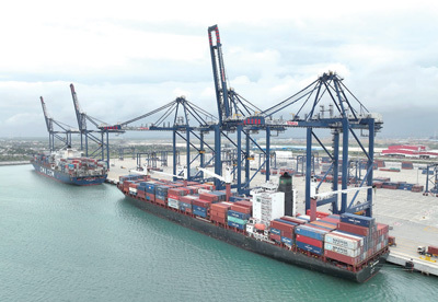 两艘大型货轮停靠在尼日利亚莱基深水港进行装卸作业。姜 宣 金 鑫摄影报道