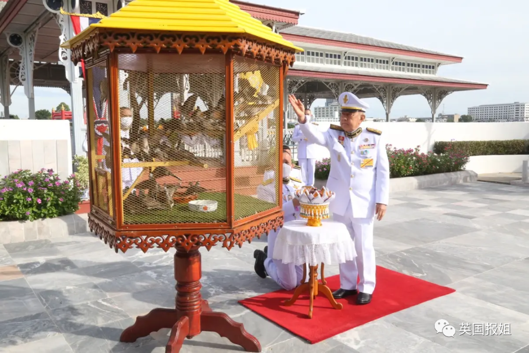 枢密院主席代表国王在他生日那天去做功德