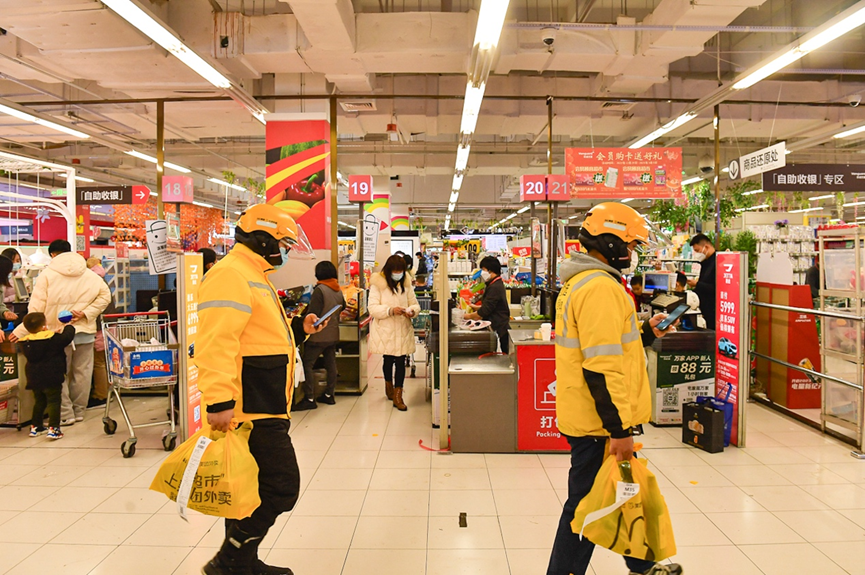 县城超市里常常能见到外卖骑手
